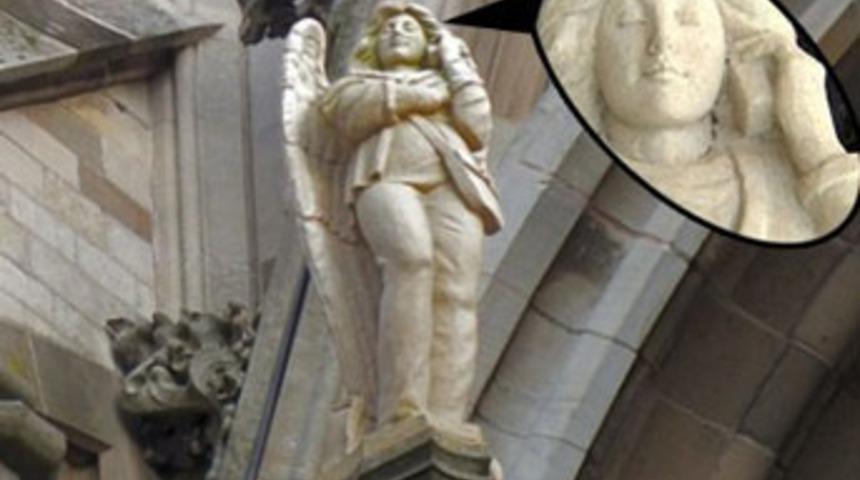 Telefonla konuşan melek heykeli olay oldu!