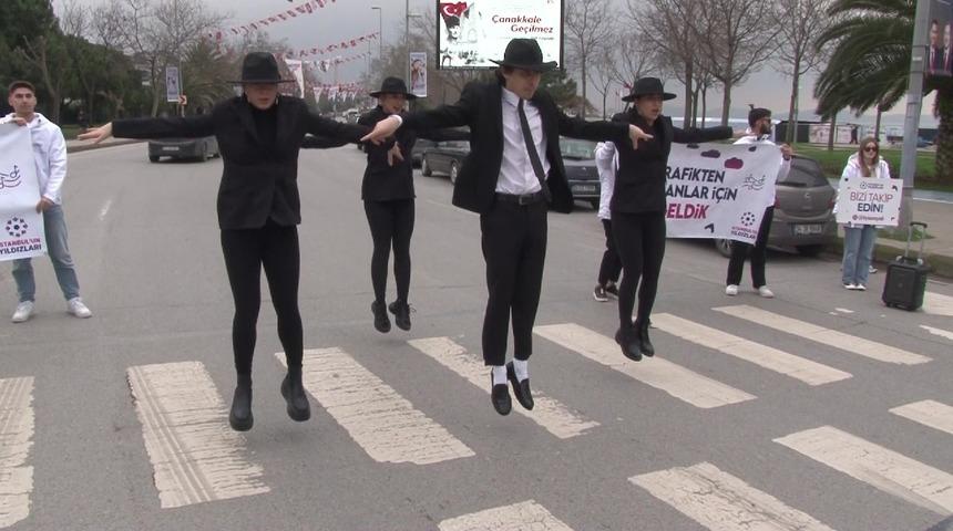 Kadık&ouml;y trafiğinde "moonwalk" dansı yaptılar!