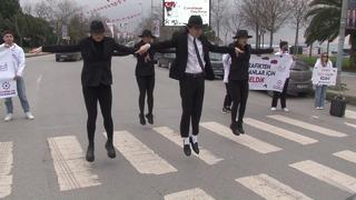 Kadıköy trafiğinde moonwalk dansı yaptılar!