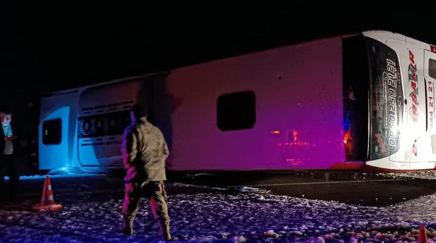 Bingöl'de yolcu otobüsü devrildi: 18 yaralı