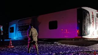 Bingöl'de yolcu otobüsü devrildi: 18 yaralı