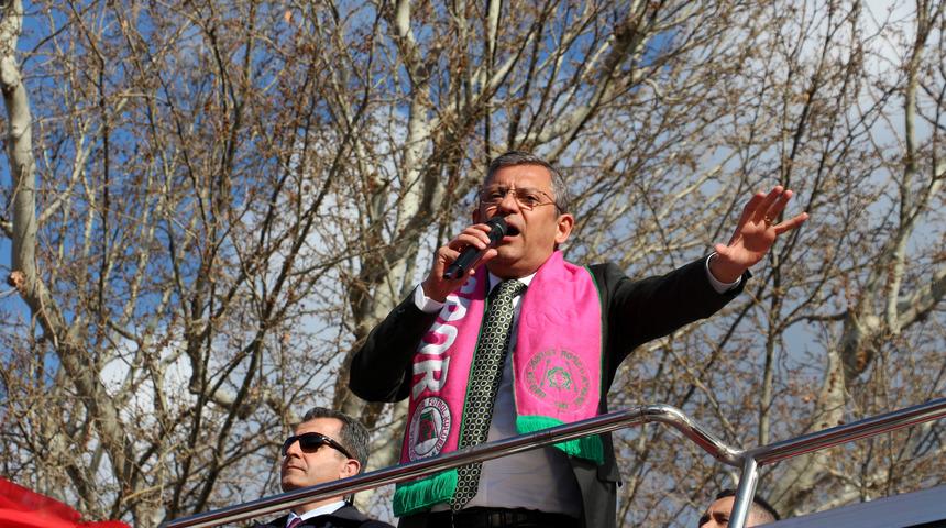 CHP lideri Özgür Özel'den 'para sayma' görüntüsüne yeni açıklama: "2019 yılına ait ve AK Partili bir avukat kaydetmiş"