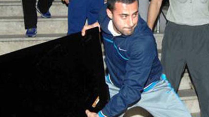 Kul&uuml;be haciz futbolcuları &ccedil;ıldırttı