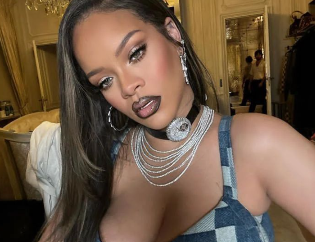 Rihanna &ccedil;atı katı dairesini satışa &ccedil;ıkardı! Aylık aidatı 8 bin 814 dolar! Değer ise dudak u&ccedil;uklattı