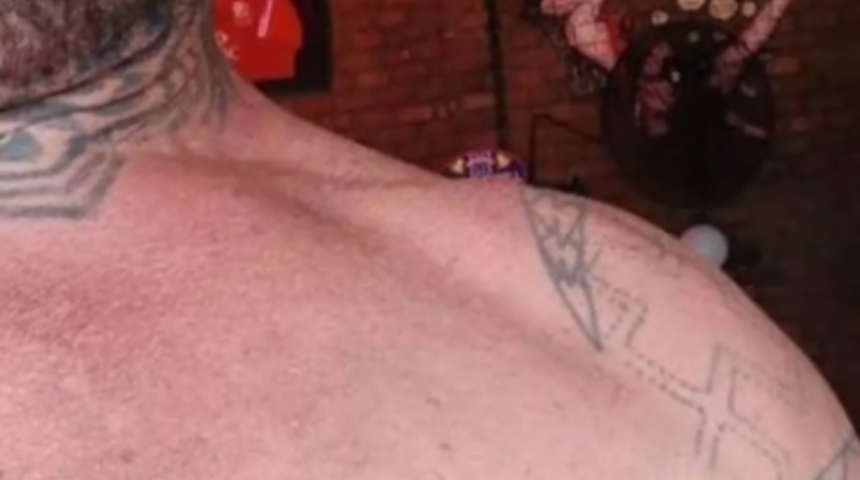 Alkolü fazla kaçırınca soluğu dövmecide aldı! Dövmesini paylaşıp anlamını sosyal medyaya sordu... +18 cevapları alınca inanamadı