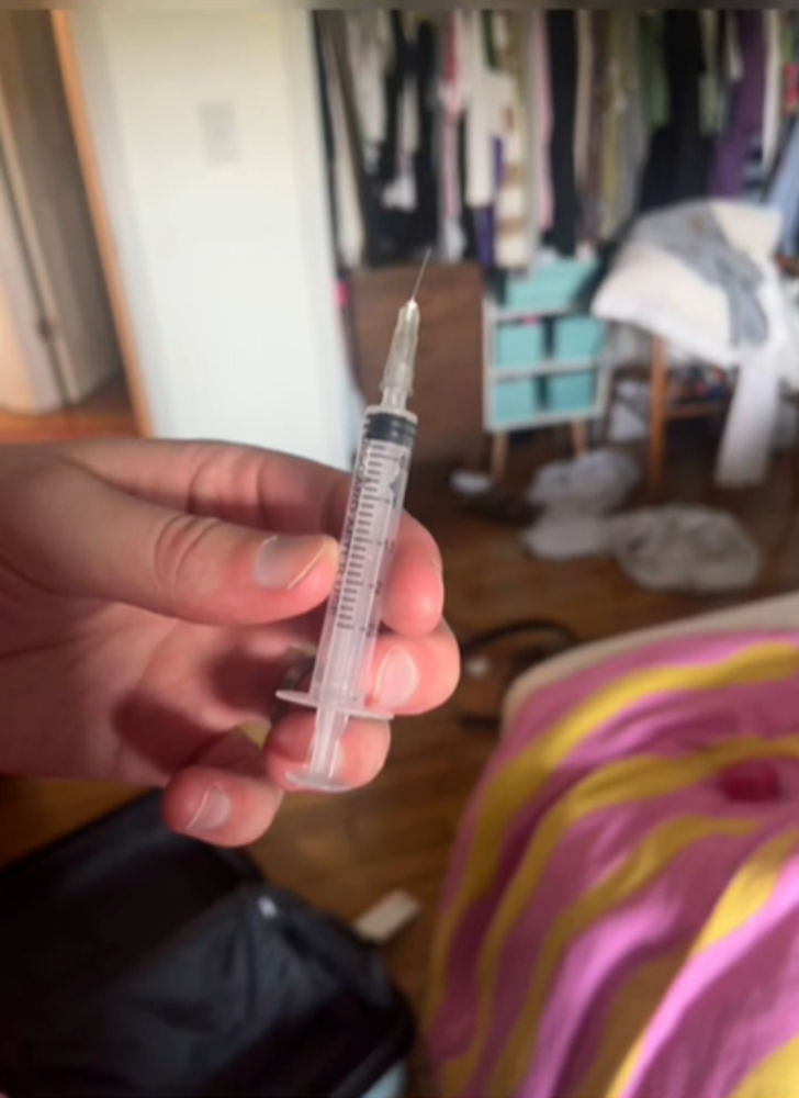 İnternetten kıyafet alışverişi yaptı! Kargo paketinden konserve kutusu ve bir tüp insan kanı çıktı... "Salatalık olmasını tercih ederdim" G1