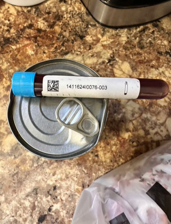 İnternetten kıyafet alışverişi yaptı! Kargo paketinden konserve kutusu ve bir tüp insan kanı çıktı... "Salatalık olmasını tercih ederdim" G2