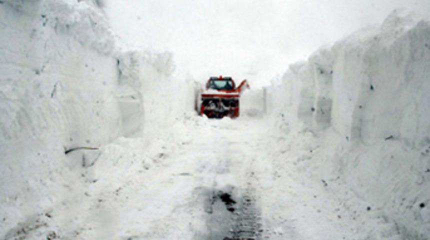 Otomobil, yolcu otobüsü ve 2 TIR mahsur kaldı