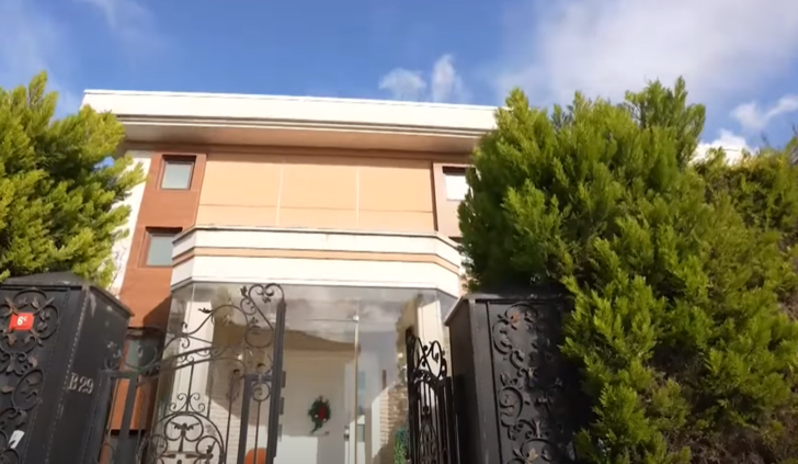 90’ların unutulmaz ismi Tayfun Duygulu, eşiyle birlikte yaşadığı 3 katlı villasının kapılarını açtı! G5