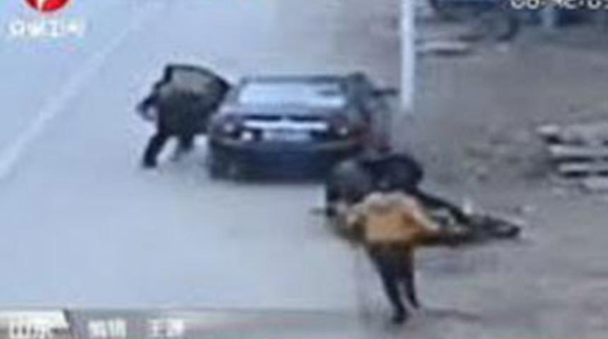 Kadını s&uuml;r&uuml;kleyen kapka&ccedil;&ccedil;ılara &ccedil;arptı