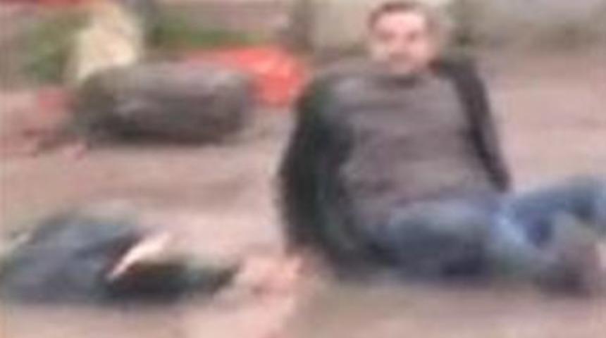 Vurulan oğlunu bırakamadı!