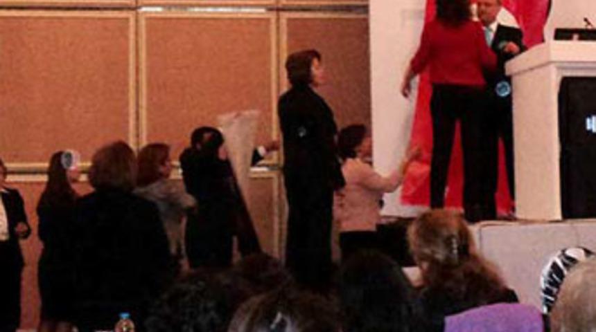 İzmirli kadınlar kürsüyü işgal etti