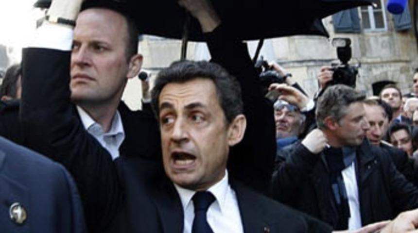 Sarkozy'ye yumurtalı protesto