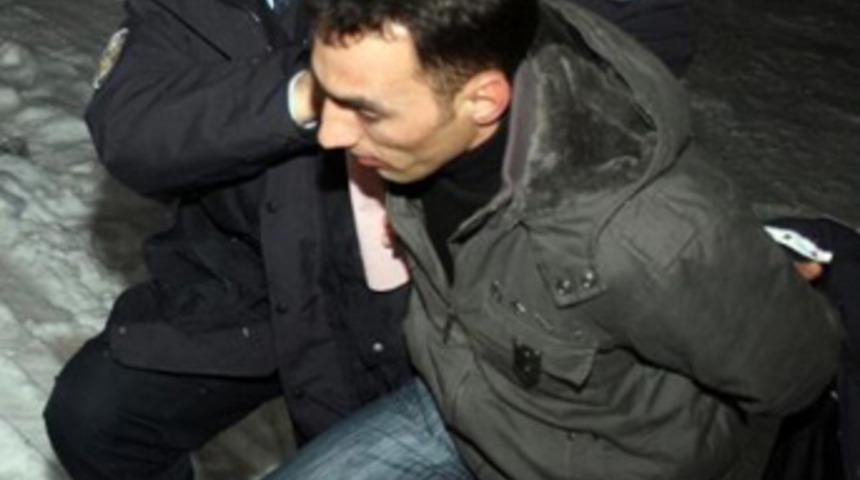 Eşini 10 yerinden bıçaklayarak öldürdü