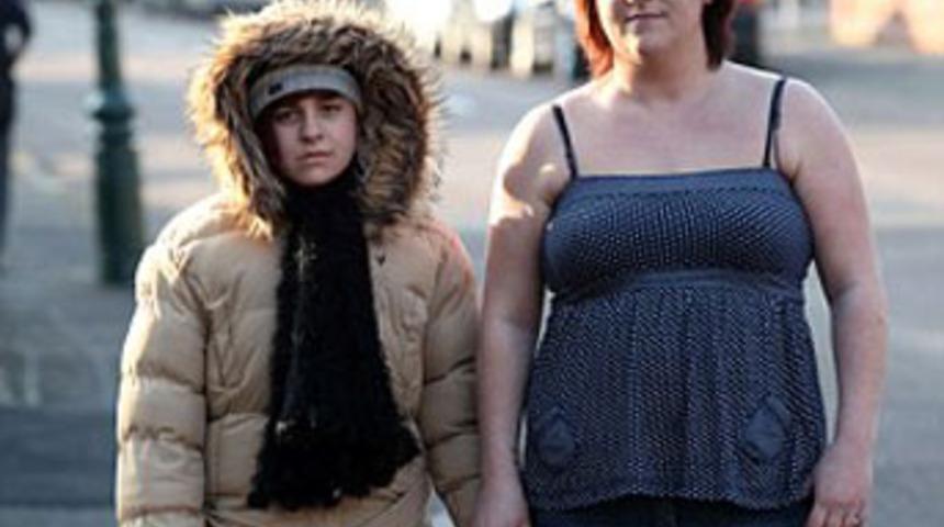 Sıcak havalarda bile montla dolaşıyor!