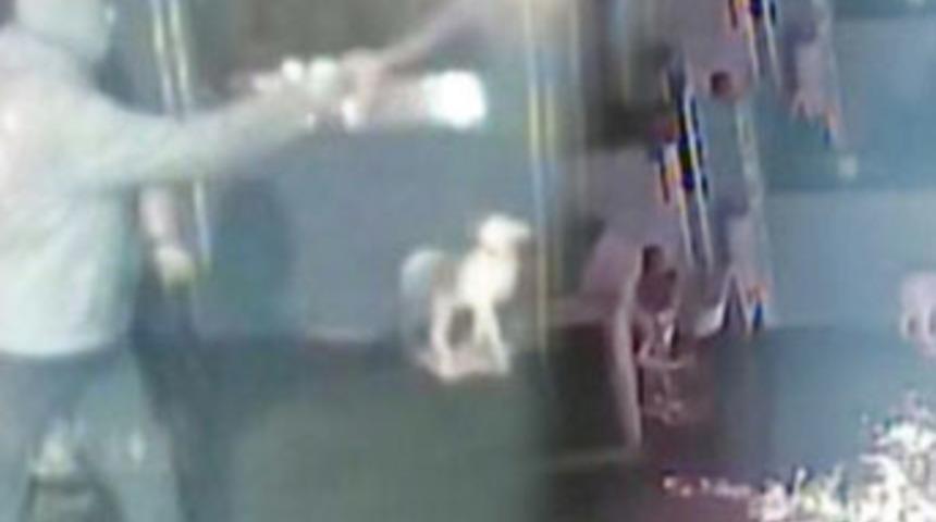 Kafeye benzin döküp yaktılar!