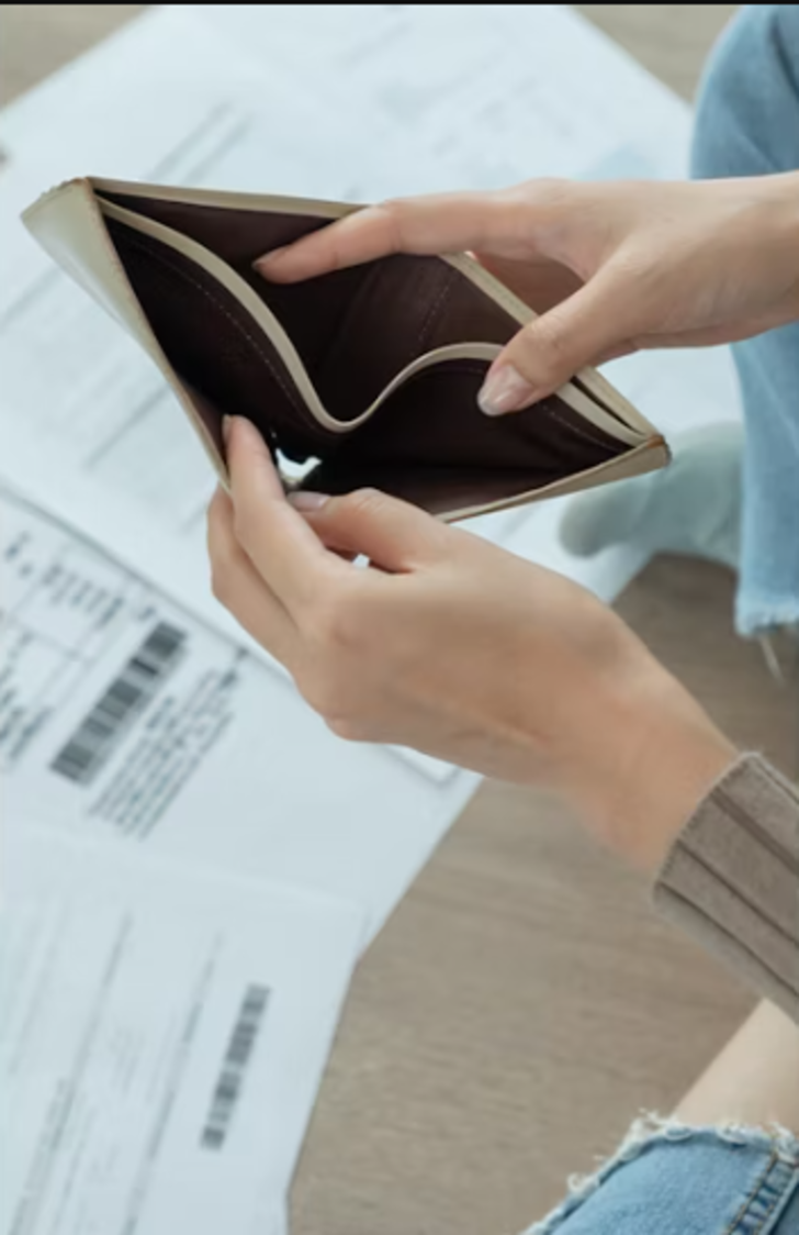 Amerikalı genç kız gözyaşları içinde anlattı! Sosyal medyayı ikiye böldü: 'Yemeğe param yetmediği için yemek yemeyi kestim'  G2