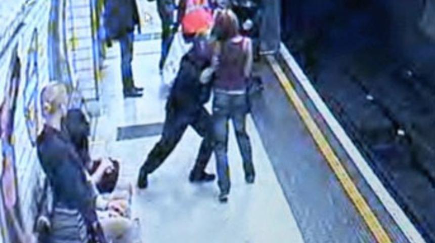 İstasyondaki kadını raylara attı!