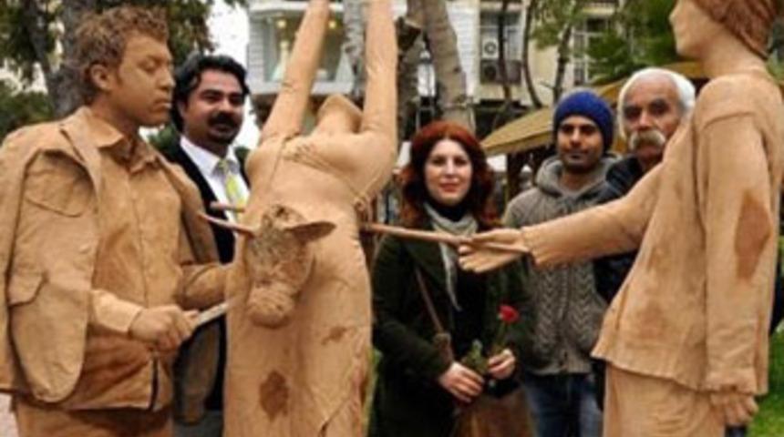 Atas&ouml;z&uuml;n&uuml; heykel yaptı!