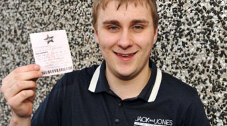 Odasında bulduğu bilete 53 bin sterlin &ccedil;ıktı!