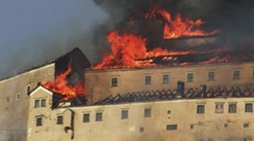 Sigara i&ccedil;mek i&ccedil;in 700 yıllık kaleyi yaktılar