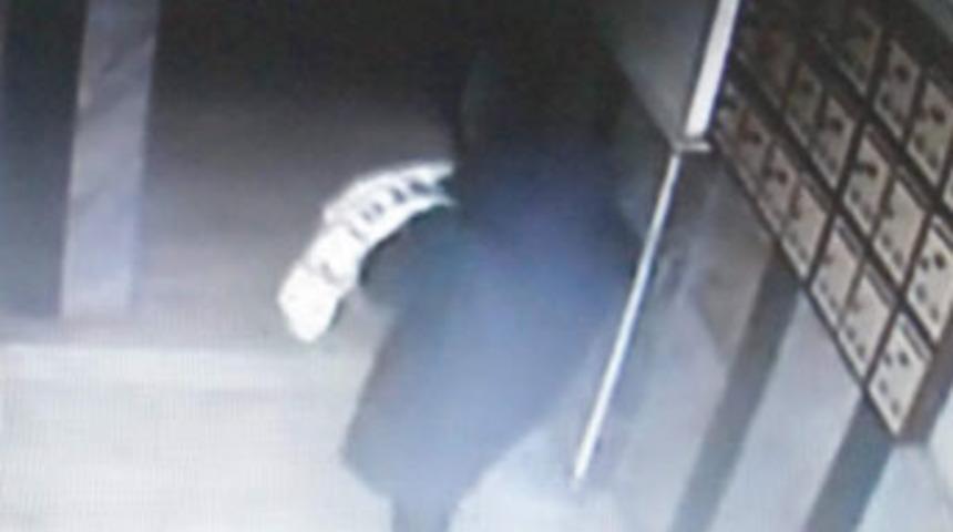 Bebeğini asans&ouml;re bırakıp ka&ccedil;tı!