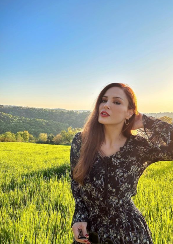 Mine Tugay'ın giydiği fırfır detaylı elbise çok beğenildi! Sosyal medyada yorum yağdı: "İlaç gibi geldi..." G1