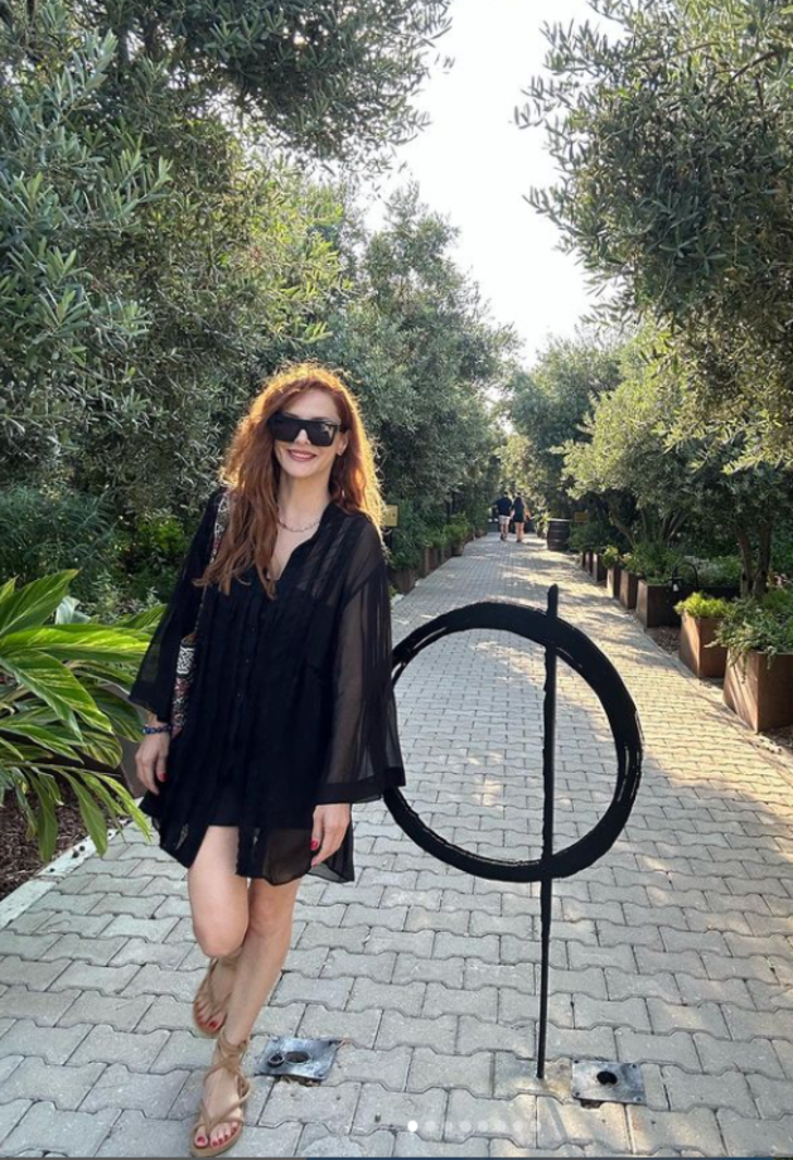 Mine Tugay'ın giydiği fırfır detaylı elbise çok beğenildi! Sosyal medyada yorum yağdı: "İlaç gibi geldi..." G4