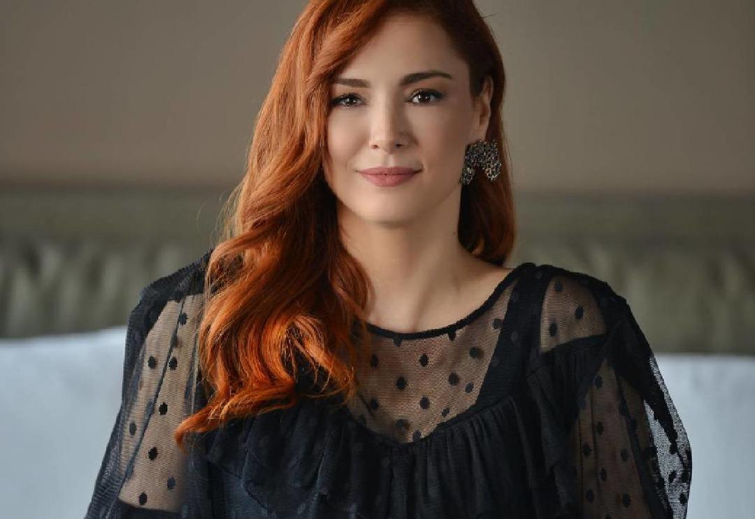 Mine Tugay'ın giydiği fırfır detaylı elbise &ccedil;ok beğenildi! Sosyal medyada yorum yağdı: "İla&ccedil; gibi geldi..."