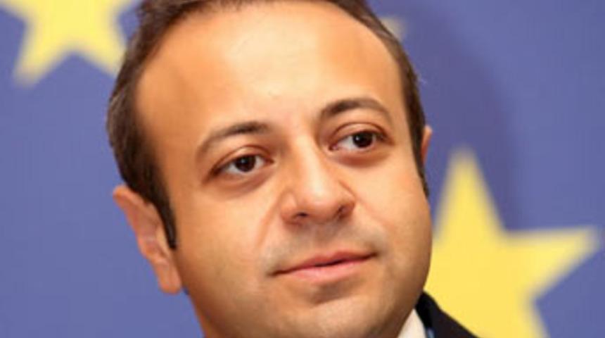 "İt ürür, kervan yürür"