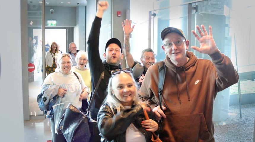 İngiltere'den sezonun ilk turist kafilesi Dalaman'a geldi! Güllerle karşılandılar