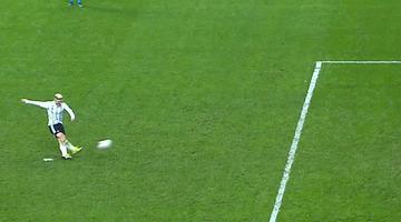 Beşiktaş maçında futbol sahalarında ender görülecek bir an yaşandı! Rashica'nın attığı penaltı bakın nasıl iptal edildi...