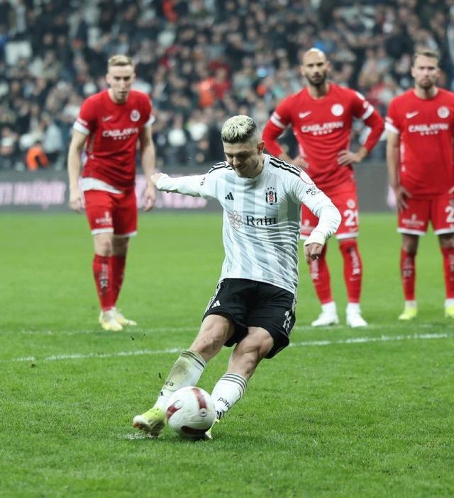 Beşiktaş maçında futbol sahalarında ender görülecek bir an yaşandı! Rashica'nın attığı penaltı bakın nasıl iptal edildi... 640xauto