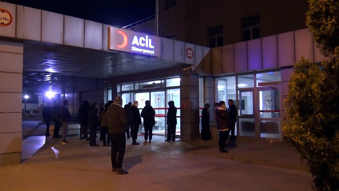 Avcılar'daki devlet hastanesinde 'izole hasta' alarmı! Zehirlenmeler yaşanınca acil servis boşaltıldı, g&ouml;revliler &ouml;zel kıyafetler giydi