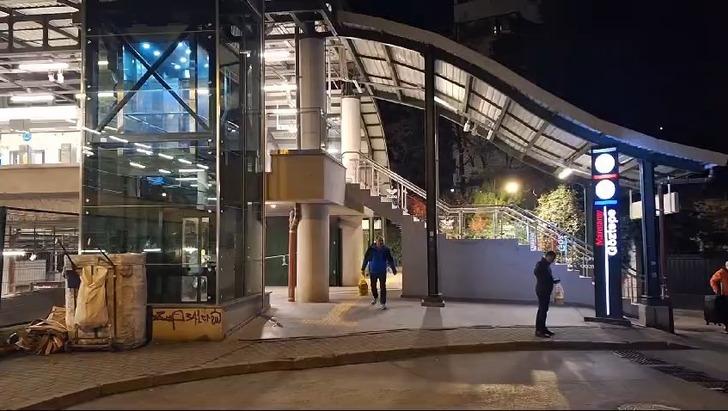 Marmaray'da kadın görevli dehşeti yaşadı! Yüzü maskeli ve kapüşonlu halde gelip... Kanlar içinde kaldı, bakın neden saldırmış G2