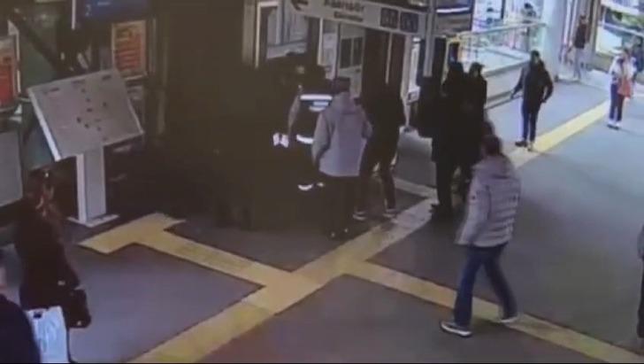 Marmaray'da kadın görevli dehşeti yaşadı! Yüzü maskeli ve kapüşonlu halde gelip... Kanlar içinde kaldı, bakın neden saldırmış G5