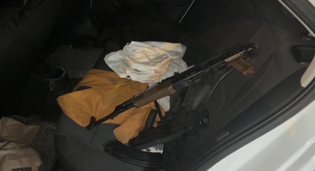 Polis 'dur' dedi, kovalamaca başladı... Otomobilden uzun namlulu silahlar &ccedil;ıktı