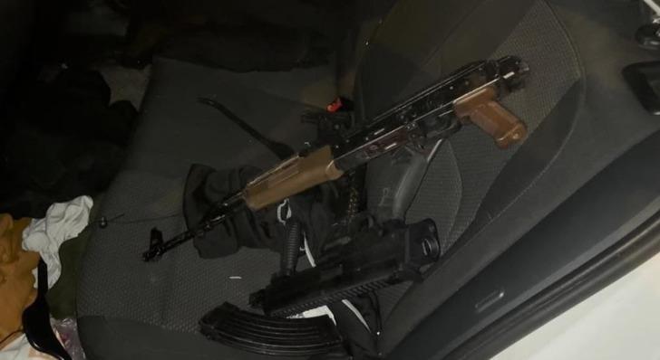 Polis 'dur' dedi, kovalamaca başladı... Otomobilden uzun namlulu silahlar çıktı G4