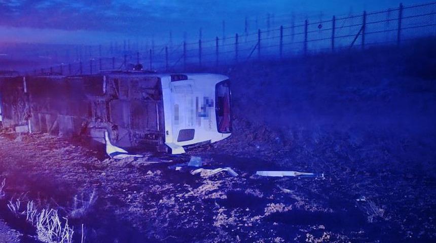 Kırşehir'de korkutan kaza! Yolcu otobüsü yan yattı: 15 yaralı