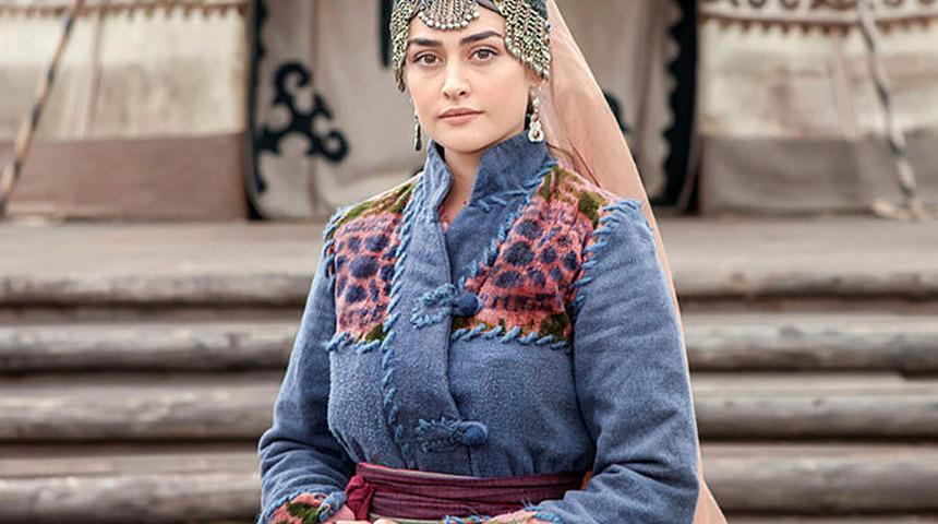 Esra Bilgiç Katar'a gitti, başını örtüp verdiği poza hayranları mest oldu