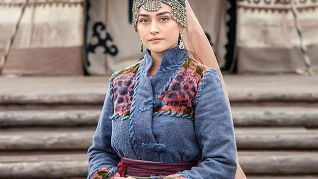 Esra Bilgiç Katar'a gitti, başını örtüp verdiği poza hayranları mest oldu