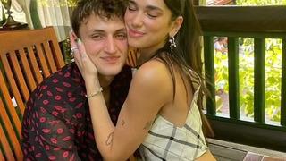 Bella ve Gigi Hadid'in kardeşi Anwar Hadid umre pozlarını paylaştı