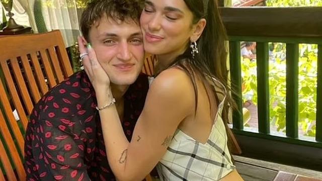 Bella ve Gigi Hadid'in kardeşi Anwar Hadid umre pozlarını paylaştı