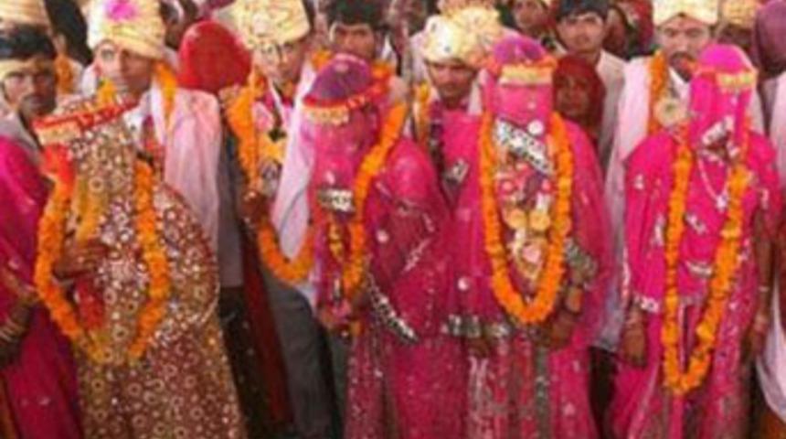 "Fuhuş köyünde" toplu evlilik!