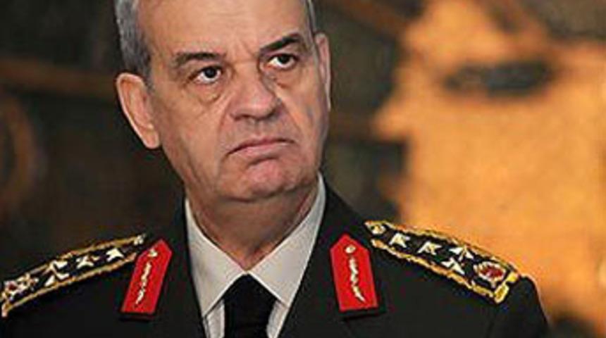 Başbuğ salonu terketti