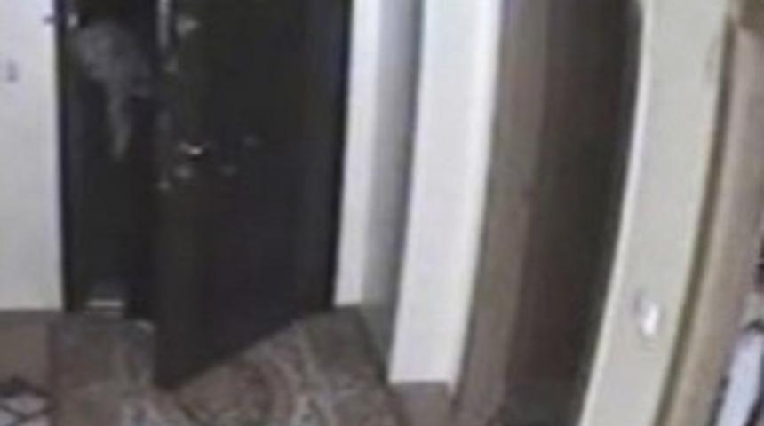 Evdeki gizli kamera her şeyi kaydetti