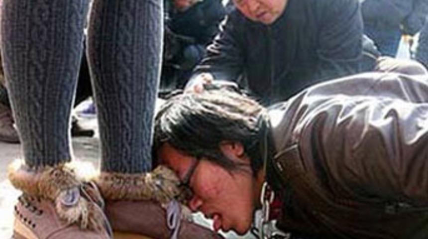 Çinli kadınlar diz çöktürdü!..