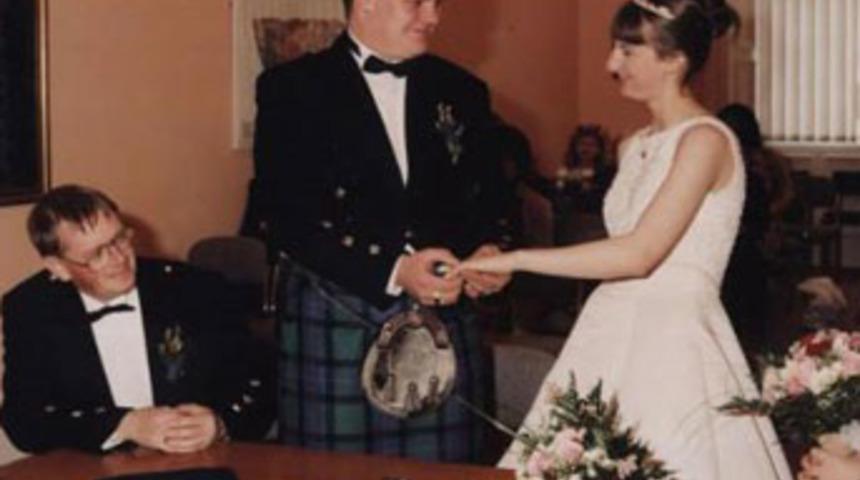 Annesi, kocasıyla evlendi!