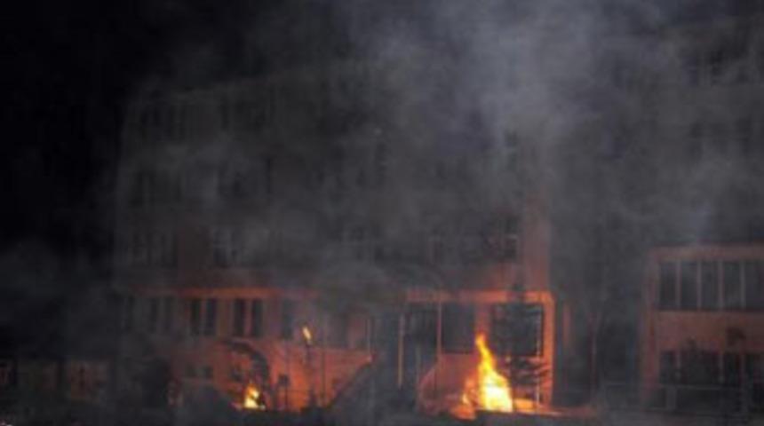 Liseliler yurdu ateşe verdi