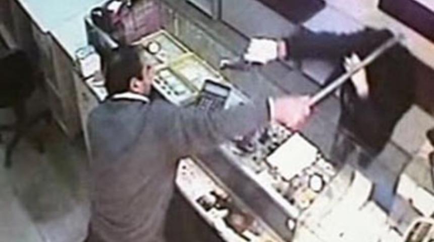 Soyguncunun kafasına demir sopayı indirdi